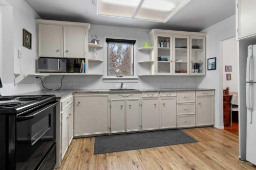 4025 46 Street, Red Deer, AB - Indoor Photo Showing Kitchen