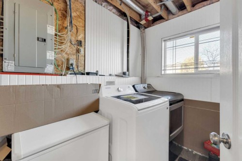 95 Jennings Crescent, Red Deer, AB - Indoor Photo Showing Laundry Room