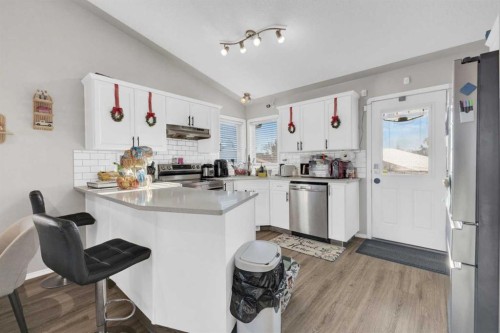 95 Jennings Crescent, Red Deer, AB - Indoor Photo Showing Kitchen With Upgraded Kitchen