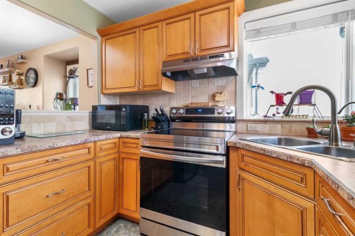 1231 21 Street, Bowden, AB - Indoor Photo Showing Kitchen With Double Sink
