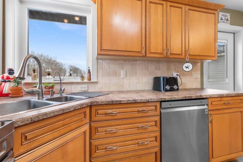 1231 21 Street, Bowden, AB - Indoor Photo Showing Kitchen With Double Sink