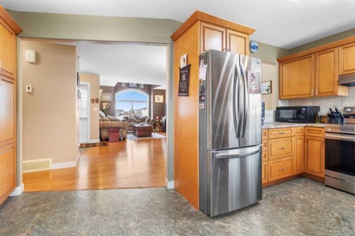 1231 21 Street, Bowden, AB - Indoor Photo Showing Kitchen