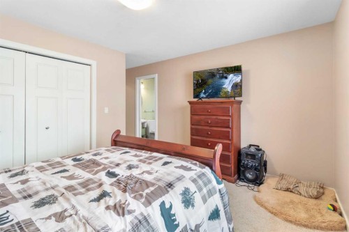 1231 21 Street, Bowden, AB - Indoor Photo Showing Bedroom