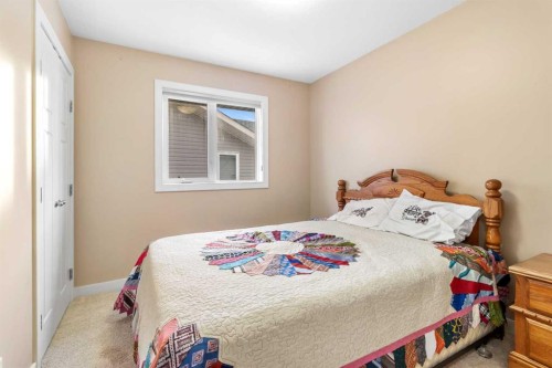 1231 21 Street, Bowden, AB - Indoor Photo Showing Bedroom