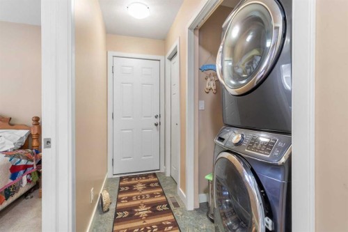 1231 21 Street, Bowden, AB - Indoor Photo Showing Laundry Room