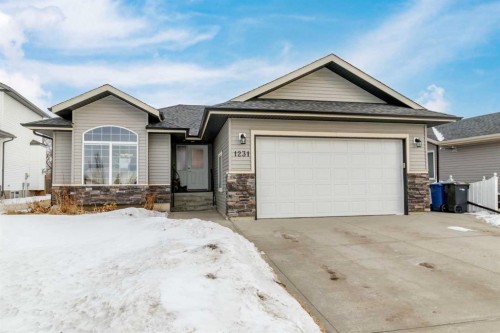 1231 21 Street, Bowden, AB - Outdoor With Facade