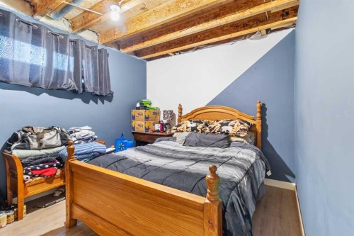 1231 21 Street, Bowden, AB - Indoor Photo Showing Bedroom