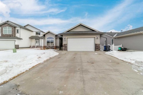 1231 21 Street, Bowden, AB - Outdoor With Facade