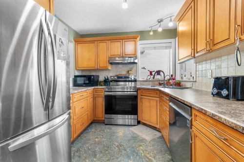 1231 21 Street, Bowden, AB - Indoor Photo Showing Kitchen With Double Sink