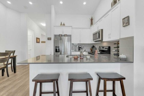 39 Golden Crescent, Red Deer, AB - Indoor Photo Showing Kitchen With Stainless Steel Kitchen With Upgraded Kitchen