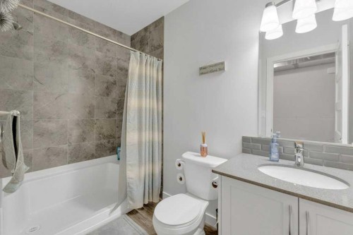 39 Golden Crescent, Red Deer, AB - Indoor Photo Showing Bathroom