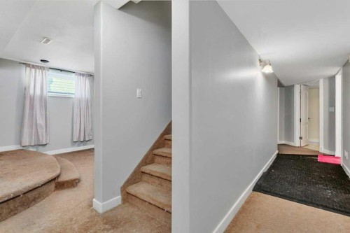 132 Sabre Road, Springbrook, AB - Indoor Photo Showing Other Room