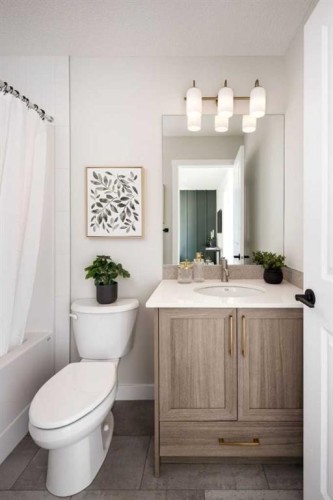 566 Wolf Willow Boulevard Se, Calgary, AB - Indoor Photo Showing Bathroom