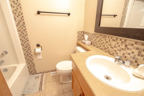 14 Edgington Avenue, Red Deer, AB - Indoor Photo Showing Bathroom