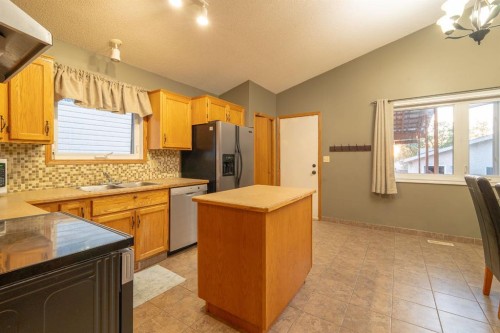 14 Edgington Avenue, Red Deer, AB - Indoor Photo Showing Kitchen