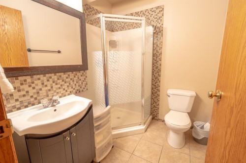 14 Edgington Avenue, Red Deer, AB - Indoor Photo Showing Bathroom