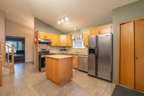 14 Edgington Avenue, Red Deer, AB - Indoor Photo Showing Kitchen