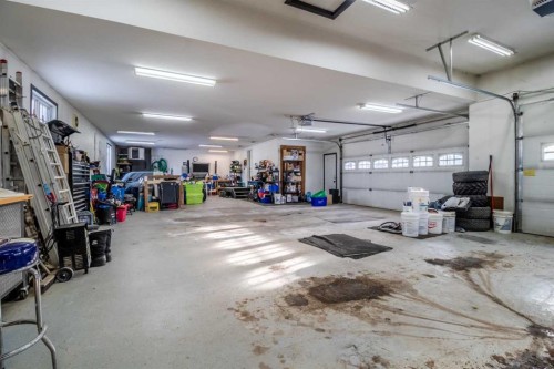 2120 18 Avenue, Delburne, AB - Indoor Photo Showing Garage