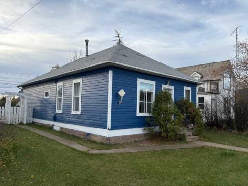 4919 49 Street, Hardisty, AB - Outdoor