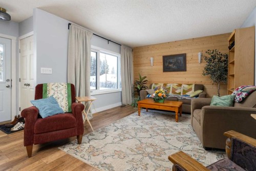 5615 49 Avenue, Killam, AB - Indoor Photo Showing Living Room