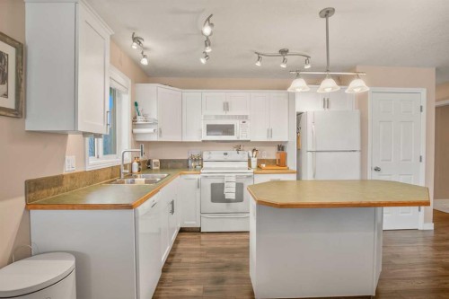10 Timmons Close, Lacombe, AB - Indoor Photo Showing Kitchen With Double Sink