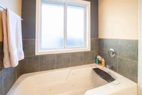 10 Timmons Close, Lacombe, AB - Indoor Photo Showing Bathroom