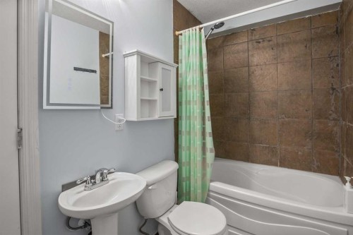 10 Timmons Close, Lacombe, AB - Indoor Photo Showing Bathroom