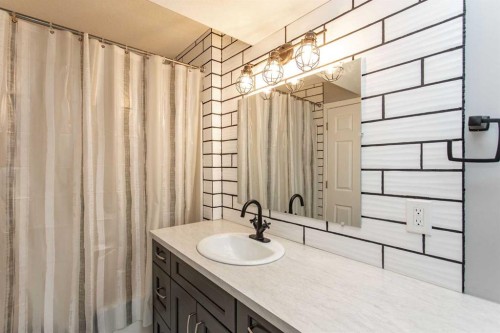 156 Long Close, Red Deer, AB - Indoor Photo Showing Bathroom