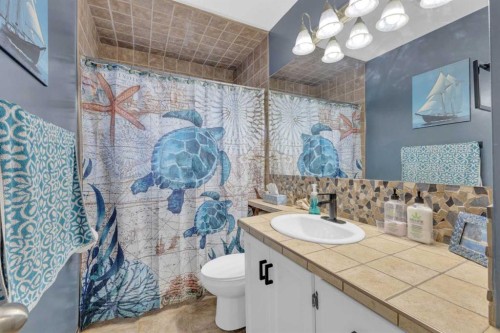 4121 38 Avenue, Red Deer, AB - Indoor Photo Showing Bathroom