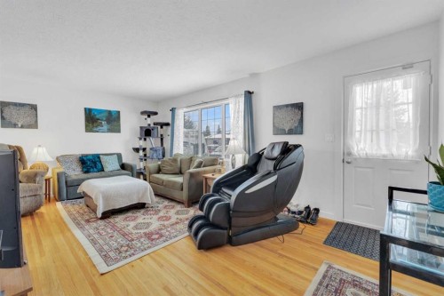 4121 38 Avenue, Red Deer, AB - Indoor Photo Showing Living Room