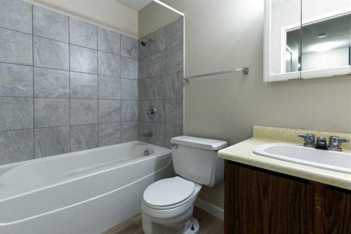 #101-410-4721 55 Street, Red Deer, AB - Indoor Photo Showing Bathroom
