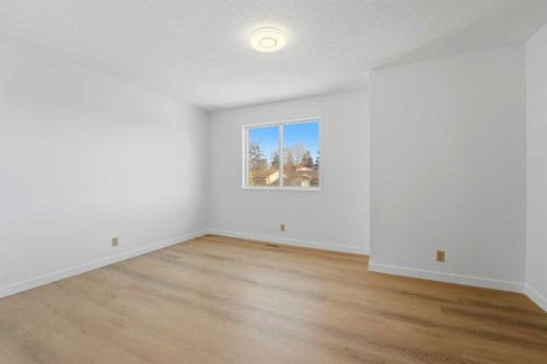 7352 59 Avenue, Red Deer, AB - Indoor Photo Showing Other Room