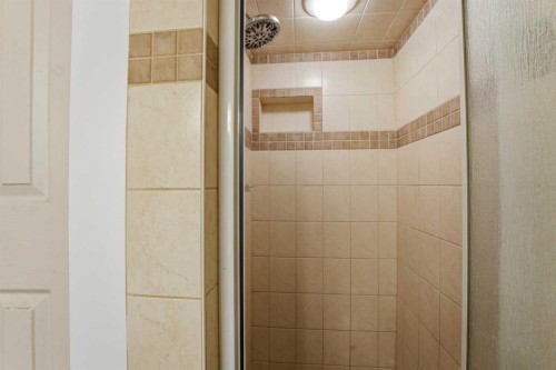 7352 59 Avenue, Red Deer, AB - Indoor Photo Showing Bathroom