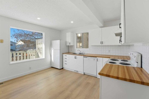 7352 59 Avenue, Red Deer, AB - Indoor Photo Showing Kitchen