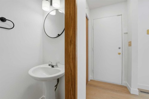 7352 59 Avenue, Red Deer, AB - Indoor Photo Showing Bathroom