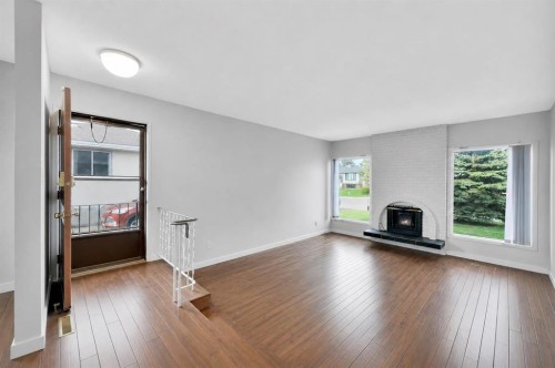 112 Barrett Drive, Red Deer, AB - Indoor Photo Showing Living Room