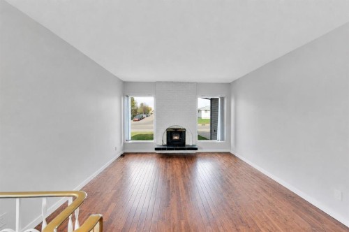 112 Barrett Drive, Red Deer, AB - Indoor Photo Showing Living Room