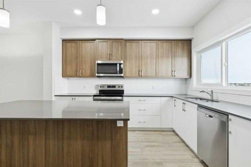 309 Cobblestone Gate Sw, Airdrie, AB - Indoor Photo Showing Kitchen