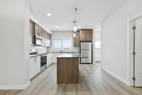 309 Cobblestone Gate Sw, Airdrie, AB - Indoor Photo Showing Kitchen