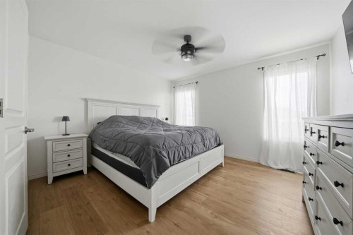 69 Bowman Circle, Sylvan Lake, AB - Indoor Photo Showing Bedroom