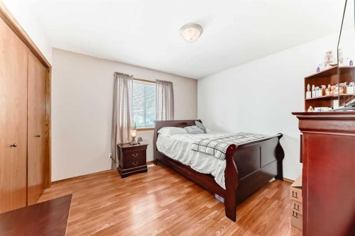 10 Kerr Close, Red Deer, AB - Indoor Photo Showing Bedroom