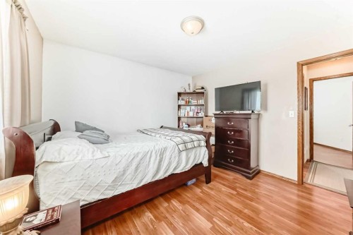 10 Kerr Close, Red Deer, AB - Indoor Photo Showing Bedroom