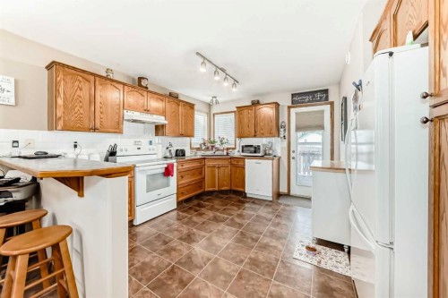 10 Kerr Close, Red Deer, AB - Indoor Photo Showing Kitchen
