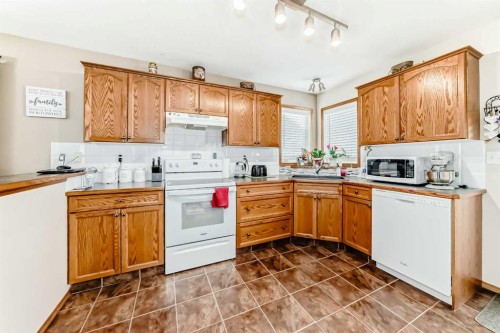 10 Kerr Close, Red Deer, AB - Indoor Photo Showing Kitchen