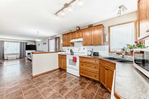 10 Kerr Close, Red Deer, AB - Indoor Photo Showing Kitchen With Double Sink