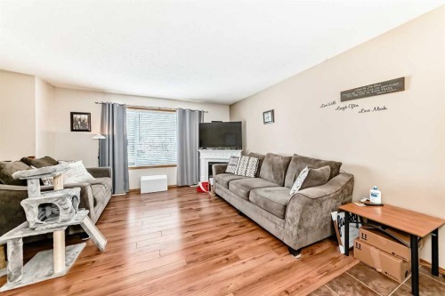 10 Kerr Close, Red Deer, AB - Indoor Photo Showing Living Room