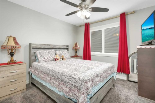 10 Mitchell Crescent, Blackfalds, AB - Indoor Photo Showing Bedroom