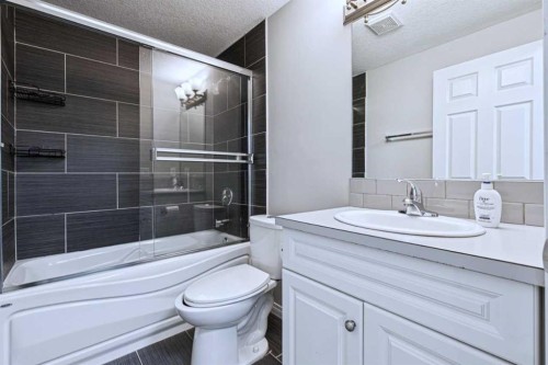 174 Brightonstone Landing Se, Calgary, AB - Indoor Photo Showing Bathroom