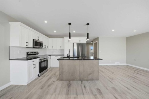 125 Hampton Crescent, Sylvan Lake, AB - Indoor Photo Showing Kitchen With Upgraded Kitchen