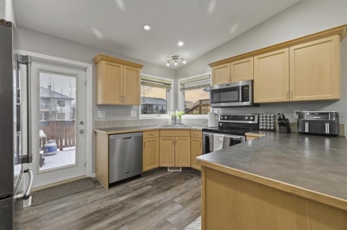 30 Fulmar Close, Sylvan Lake, AB - Indoor Photo Showing Kitchen